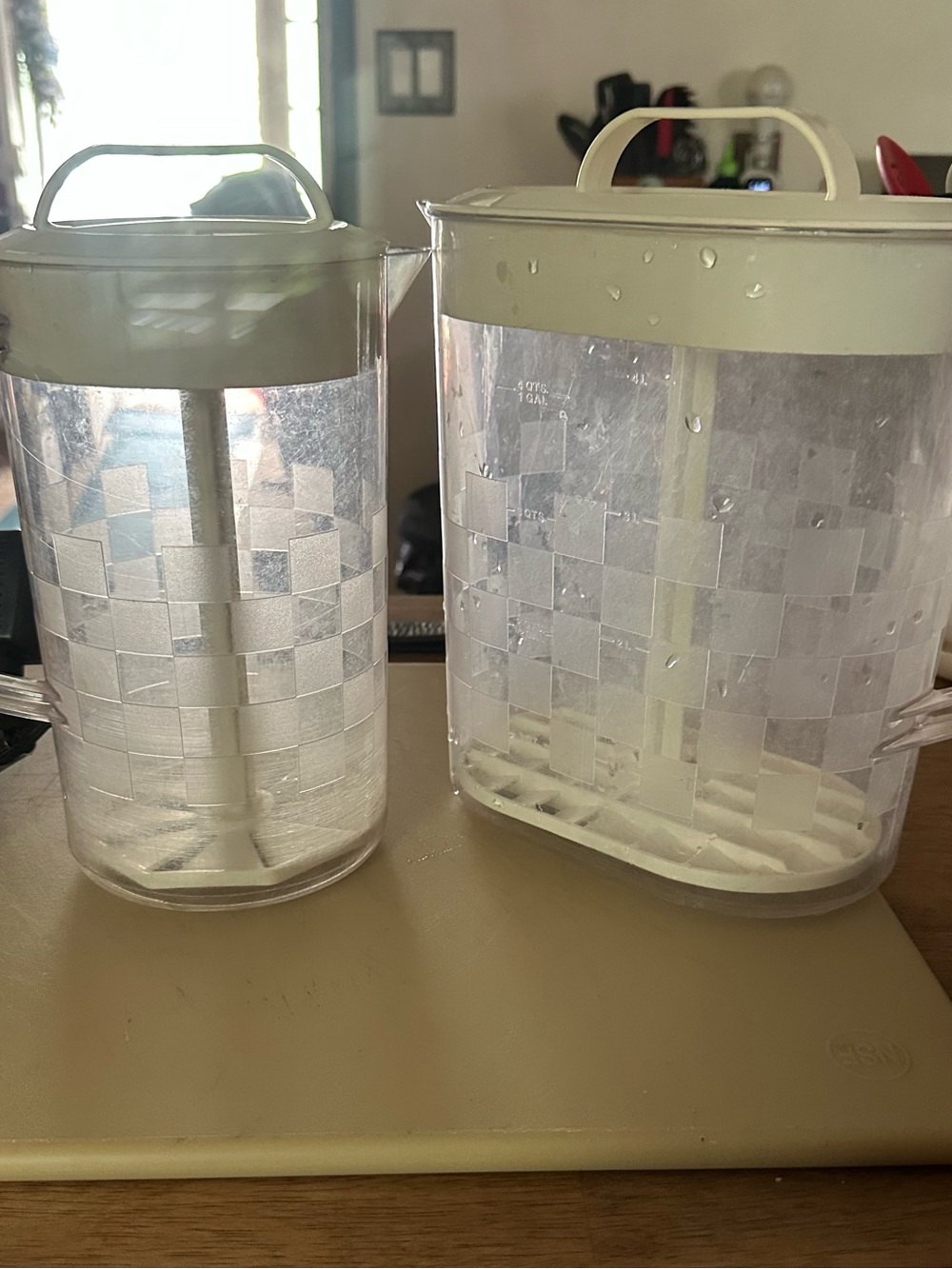 Clear Checkered Plastic Pitcher pampered chef half gallon and gallon. Set of 2